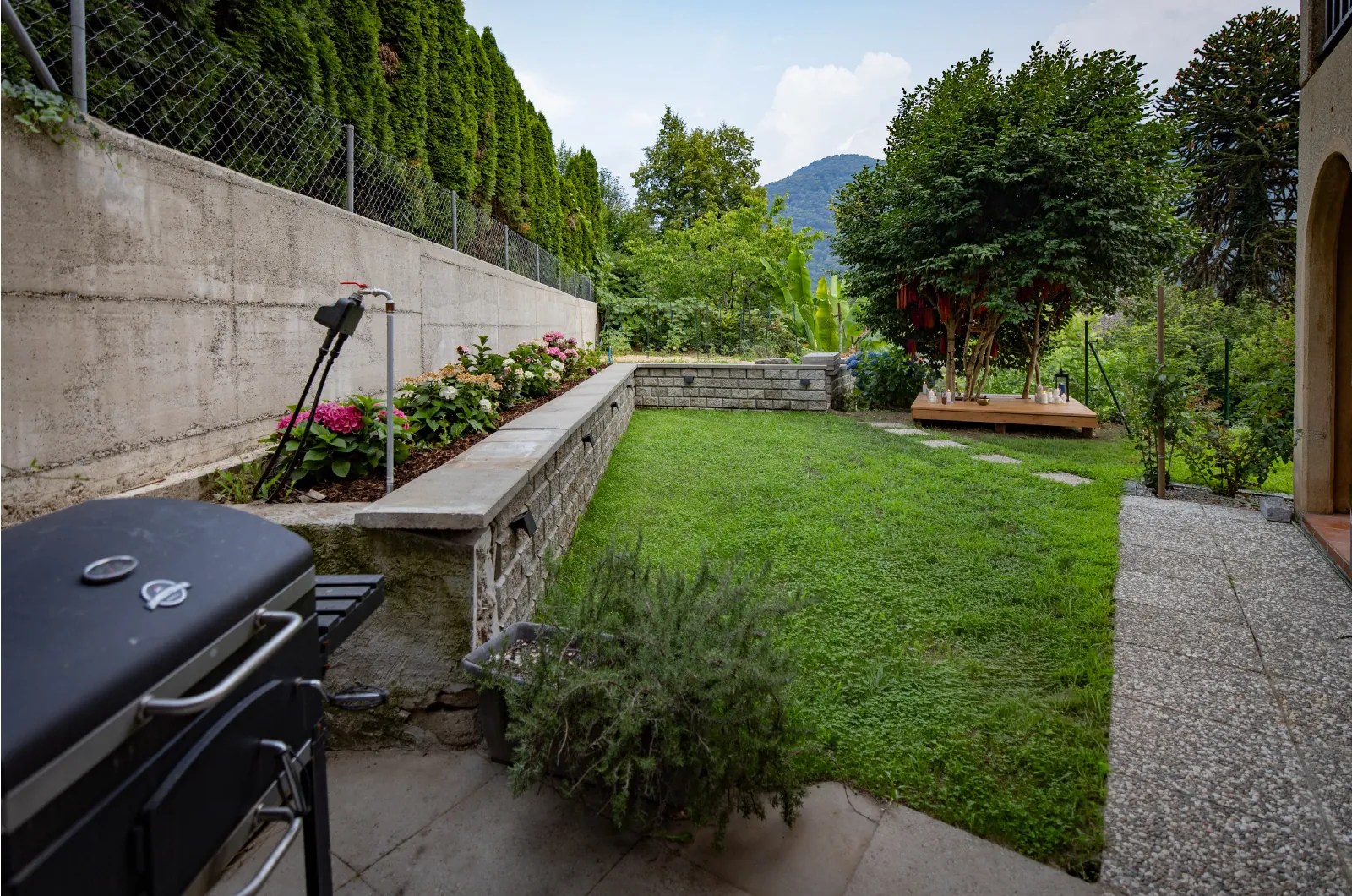 Prato, patio e barbecue nel giardino di Casa Ortensia