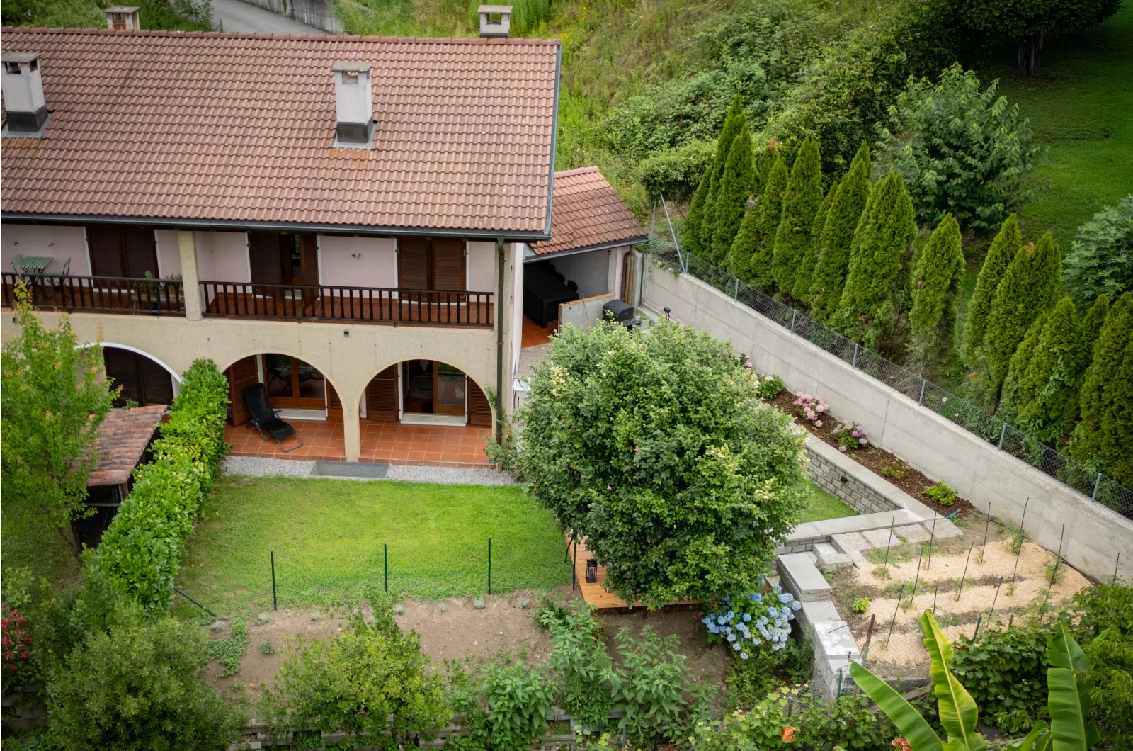 Vista aerea del giardino recintato di Casa Ortensia